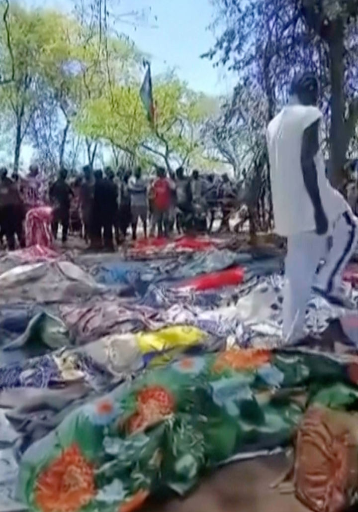 [AP/뉴시스]남수단 제벨 이라크의 금광 채굴과 관련, 총격범이 70명 이상을 살해한 후 촬영된 동영상에서 천으로 덮인 시신들이 땅에 널려 있다. 2026.03.30.