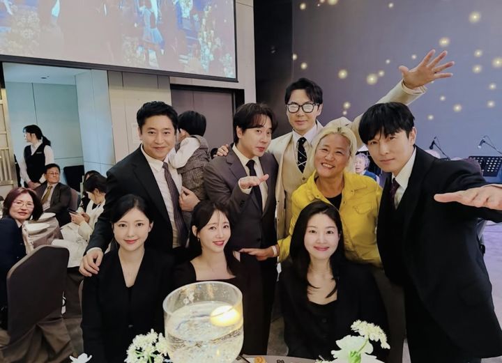 [서울=뉴시스] 신화 멤버들. (사진 = 조선희 작가 인스타) 2026.03.30. photo@newsis.com *재판매 및 DB 금지