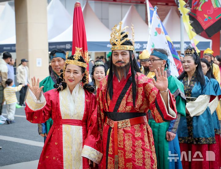 [김해=뉴시스]가야문화축제 사전홍보 퍼레이드. (사진=김해시 제공). 2026.03.30. photo@newsis.com