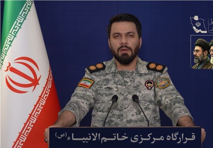 [서울=뉴시스] 이란 혁명수비대(IRGC) 산하의 대공방어부대 하탐 알-안비아 중앙본부의 엔라힘 졸파카리 대변인이 29일 성명을 발표하고 있다.(출처: 타스님 통신) 2026.03.30. *재판매 및 DB 금지