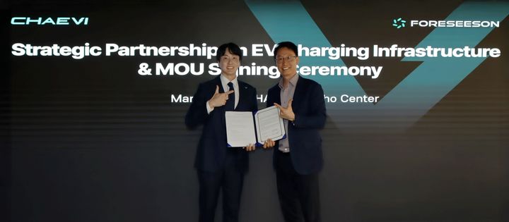 최영훈 채비 대표(왼쪽)와 문성업 포시즌 대표(오른쪽)가 기념촬영을 하고 있다. (사진=채비) *재판매 및 DB 금지