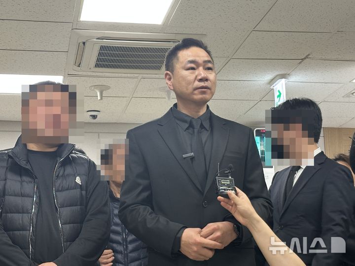 [대전=뉴시스] 김도현 기자 = 대전 안전공업 화재 참사 유가족 대표 송영록씨가 30일 대전 서구 건양대병원 장례식장에서 취재진 질문에 답하고 있다. 2026.03.30. kdh1917@newsis.com