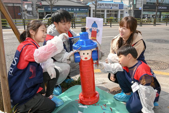 [서울=뉴시스] 현대모비스 임직원과 가족들이 서울시 도봉구 일대 지상식 소화전 도색 봉사활동을 하고 있는 모습.(사진=현대모비스 제공) *재판매 및 DB 금지