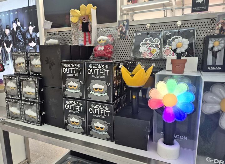 [서울=뉴시스] 신세계면세점 명동점 K-WAVE존 빅뱅, 지디 굿즈 (사진=신세계면세점 제공) 2026.03.30. photo@newsis.com *재판매 및 DB 금지