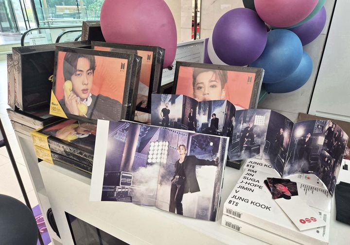 [서울=뉴시스] 신세계면세점 명동점 K-WAVE존 방탄소년단 '아리랑' 앨범과 퍼즐 굿즈 (사진=신세계면세점 제공) 2026.03.30. photo@newsis.com *재판매 및 DB 금지
