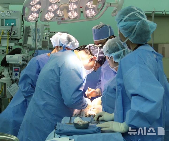 [서울=뉴시스] 박순철 서울성모병원 장기이식센터장(혈관이식외과)이 신장이식 수술을 집도하고 있다. (사진= 서울성모병원 제공)
