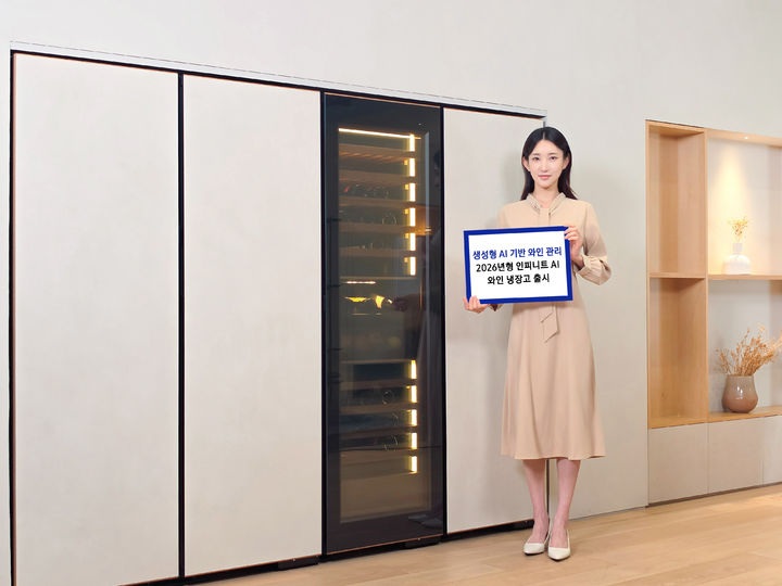 [서울=뉴시스] 삼성전자가 와인 정보 확인부터 입출고, 보관, 음용까지 AI로 편리하고 체계적으로 관리할 수 있는 '인피니트 AI 와인 냉장고' 신제품을 출시했다. 2026.03.30. (사진=삼성전자 제공) *재판매 및 DB 금지