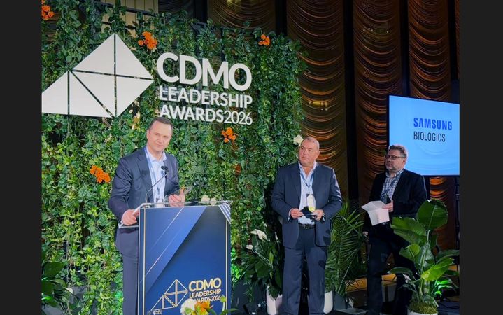 [서울=뉴시스] 케빈 샤프(Kevin Sharp) 삼성바이오로직스 세일즈앤드오퍼레이션담당(부사장, 왼쪽 첫번째)이 지난 25일(현지 시간) 열린 CDMO 리더십 어워즈에서 수상소감을 밝히고 있다. (사진=삼성바이오로직스 제공) 2026.3.30. photo@newsis.com *재판매 및 DB 금지