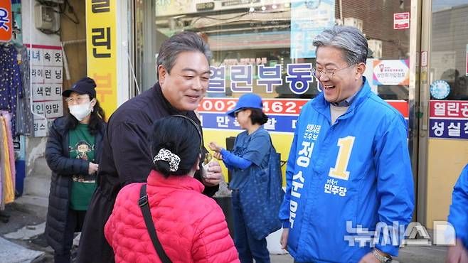 [의왕=뉴시스] 정순욱 예비후보(사진 오른쪽)가 한 시민과 이야기를 나누며 환하게 웃고 있다. (사진=선거 캠프 제공). *재판매 및 DB 금지