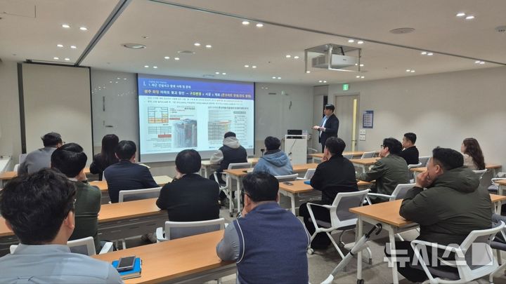 [서울=뉴시스] ] 삼표그룹은 지난 27일 광화문 이마빌딩 6층 비즈니스센터에서 임직원을 대상으로 한 '건설재료 품질확보를 위한 건설 트렌드'라는 주제로 특별 강연을 진행했다. (사진=삼표그룹 제공)