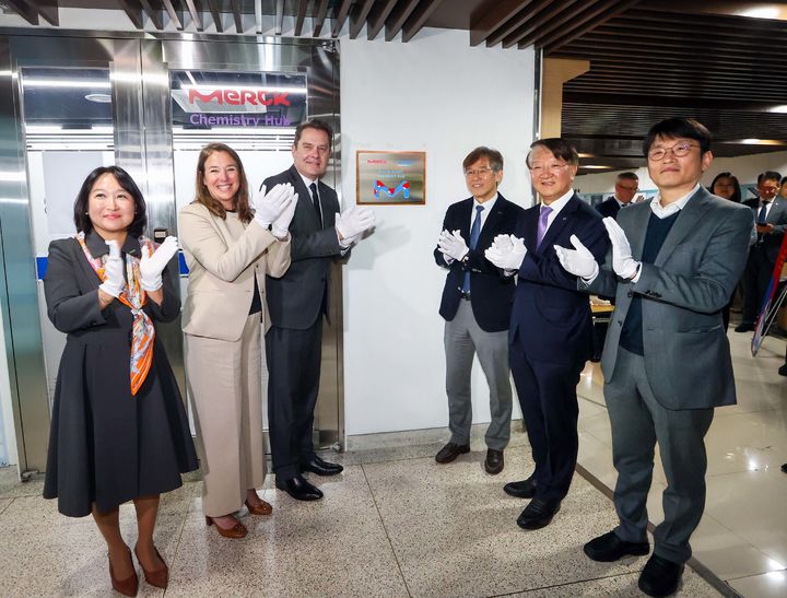 [서울=뉴시스] 머크 라이프사이언스와 KAIST 관계자들이 KAIST 화학과에 개소한 ‘머크 케미스트리 허브’ 오픈 기념식에서 기념촬영을 하고 있다. (사진=머크 라이프사이언스 제공) 2026.03.30. photo@newsis.com *재판매 및 DB 금지