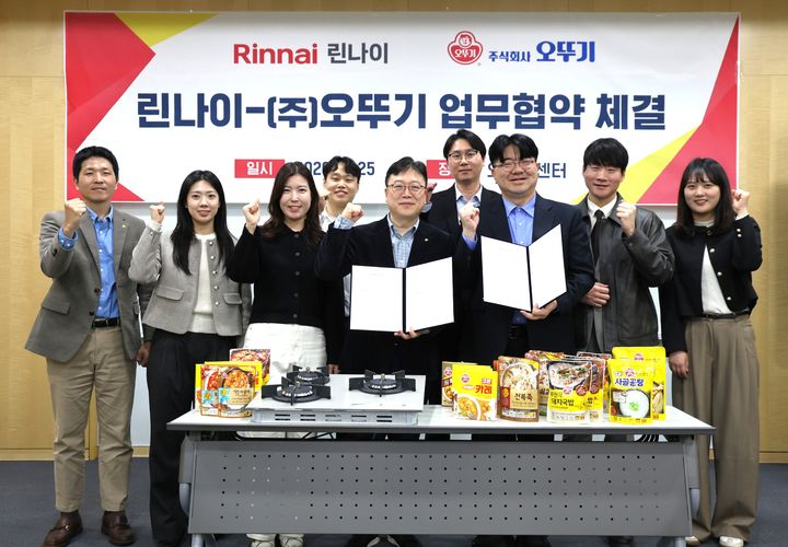[서울=뉴시스] 오뚜기가 린나이와 업무협약(MOU)을 체결하고 린나이의 신제품 자동조리레인지 애플리케이션을 기반으로 한 협업을 본격화한다(사진=오뚜기) *재판매 및 DB 금지