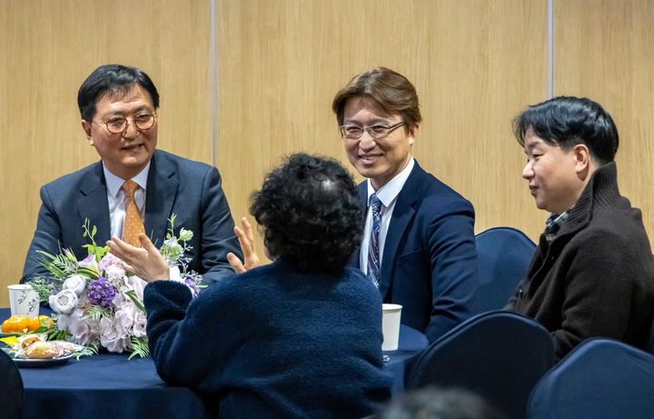 [서울=뉴시스]DL이앤씨는 박상신 대표이사 부회장이 지난 28일 경기 성남 상대원2구역 사업설명회장을 찾아 조합원에게 성공적인 사업 진행을 약속했다고 30일 밝혔다. (사진=DL이앤씨 제공) 2026. 3. 30. *재판매 및 DB 금지