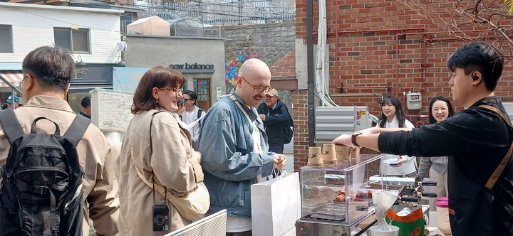 [천안=뉴시스] 천안시가 서울 북촌에서 2026 천안 K컬처박람회에 대한 홍보를 진행했다. (사진=천안시 제공) 2026.03.03 photo@newsis.com *재판매 및 DB 금지