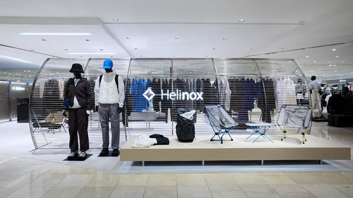 코오롱인더스트리FnC부문(이하 코오롱FnC)이 전개하는 '헬리녹스 웨어(Helinox Wear)'가 롯데백화점 잠실점과 현대백화점 무역센터점에 첫 오프라인 단독 매장을 오픈한다고 30일 밝혔다.(사진=코오롱FnC 제공) *재판매 및 DB 금지 *재판매 및 DB 금지