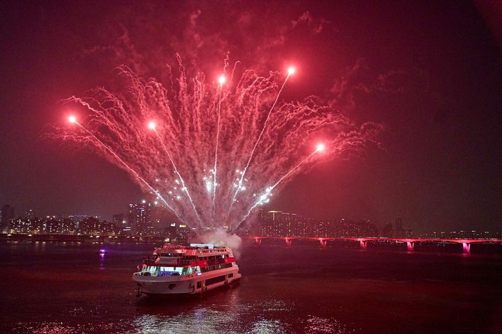 [서울=뉴시스] 글로벌 음원 플랫폼 스포티파이가 방탄소년단 컴백을 기념한 글로벌 캠페인 'SWIMSIDE'를 한국에서 진행했다. 사진은 Spotify X BTS SWIMSIDE 크루즈에서 방탄소년단 신곡에 맞춰 펼쳐진 불꽃놀이. (사진=스포티파이 제공) 2026.03.30. photo@newsis.com *재판매 및 DB 금지