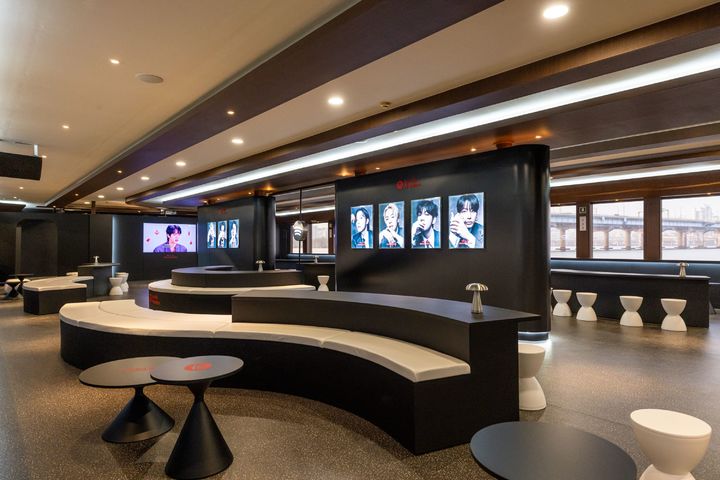 [서울=뉴시스] 글로벌 음원 플랫폼 스포티파이가 방탄소년단 컴백을 기념한 글로벌 캠페인 'SWIMSIDE'를 한국에서 진행했다. 사진은 Spotify X BTS SWIMSIDE 크루즈 내부 포토존. (사진=스포티파이 제공) 2026.03.30. photo@newsis.com *재판매 및 DB 금지