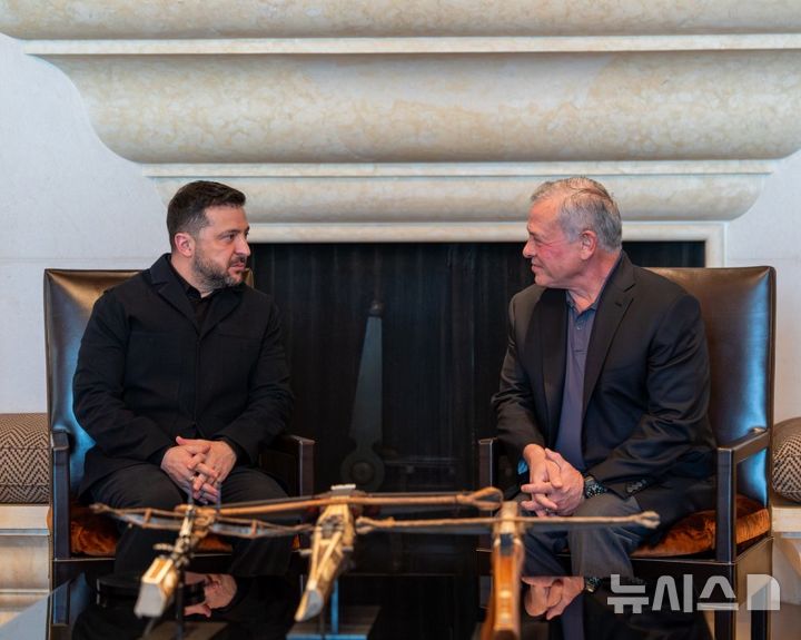 [서울=뉴시스] 볼로디미르 젤렌스키 우크라이나 대통령(왼쪽)이 29일(현지 시간) 요르단 암만에서 압둘라 2세 국왕과 양자 정상회담을 하고 잠재적인 방위 협력에 대해 논의했다. (사진=우크라 대통령실 제공) 2026.03.30.