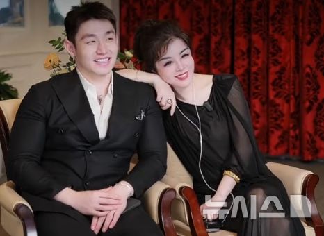 [서울=뉴시스] 중국의 미용 재벌 위원훙(55)이 남편 류위천(25)과 함께 행사에 참여하고 있다. (사진=위원훙 더우인 캡처) 2026.03.30. *재판매 및 DB 금지