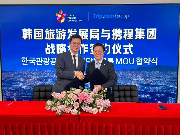 한국관광공사 박성혁 사장(오른쪽)이 트립닷컴 천관치 부총재와 기념 촬영을 하고 있다. (사진=한국관광공사) *재판매 및 DB 금지