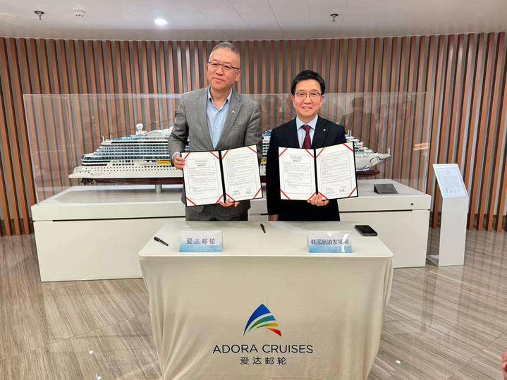 한국관광공사 박성혁 사장(오른쪽)이 아도라크루즈 천옌평 CEO와 기념 촬영을 하고 있다. (사진=한국관광공사) *재판매 및 DB 금지