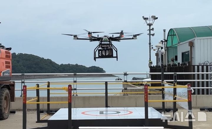 [서울=뉴시스] 인천 덕적도에서 도서지역 생필품 및 신선식품 드론배송 실증을 수행하고 있는 모습. (사진= 한국교통안전공단 제공)