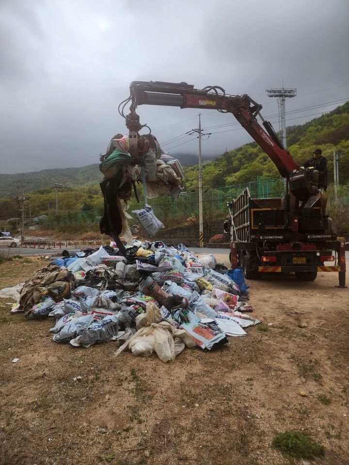 [양산=뉴시스] 영농폐기물을 수거하고 있다. (사진= 양산시 제공) 2026.03.30. photo@newsis.com *재판매 및 DB 금지