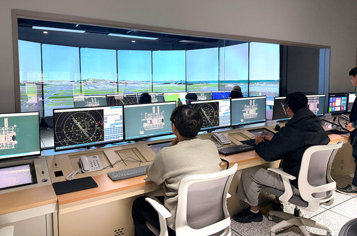 [부산=뉴시스] 신라대학교는 최근 항공교통물류학부에 부산·경남권 최초로 비행장 및 레이더 모의관제장비를 구축하고, 이를 기반으로 한 실습 중심 교육을 본격 운영하고 있다고 30일 밝혔다. (사진=신라대 제공) 2026.03.30. photo@newsis.com *재판매 및 DB 금지