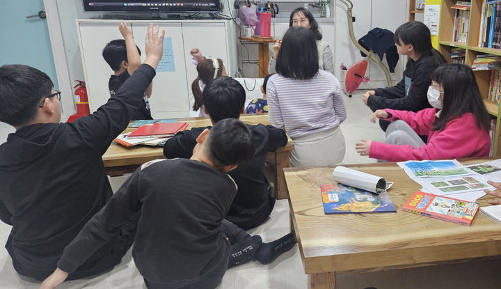 [진주=뉴시스]진주시립도서관, '찾아가는 도서관 문화교실' 운영.(사진=진주시 제공).2026.03.30.photo@newsis.com *재판매 및 DB 금지