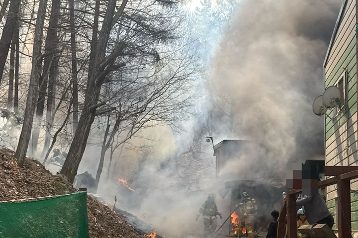 [예산=뉴시스] 29일 오후 1시22분께 충남 예산군 대술면 합성수지 가공 및 재생공장에서 불이 나 소방대원들이 진화에 나서고 있다. (사진=예산소방서 제공) 2026.03.30. photo@newsis.com *재판매 및 DB 금지