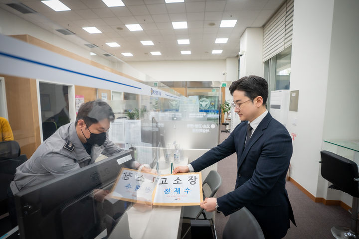 [부산=뉴시스] 개혁신당 정이한 부산시장 후보가 30일 오전 더불어민주당 전재수(부산 북구갑) 국회의원을 무고죄 혐의로 고소장을 부산경찰청에 제출했다. (사진=개혁신당 정이한 후보 캠프 제공) 2026.03.30. photo@newsis.com *재판매 및 DB 금지