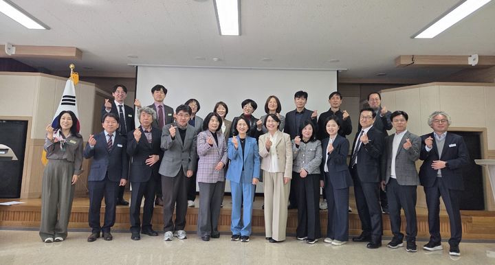 [밀양=뉴시스] 학교통합지원센터 운영협의회 참여자들이 기념촬열 하고 있다. (사진=밀양교육지원청 제공) 2026.03.30. photo@newsis.com *재판매 및 DB 금지