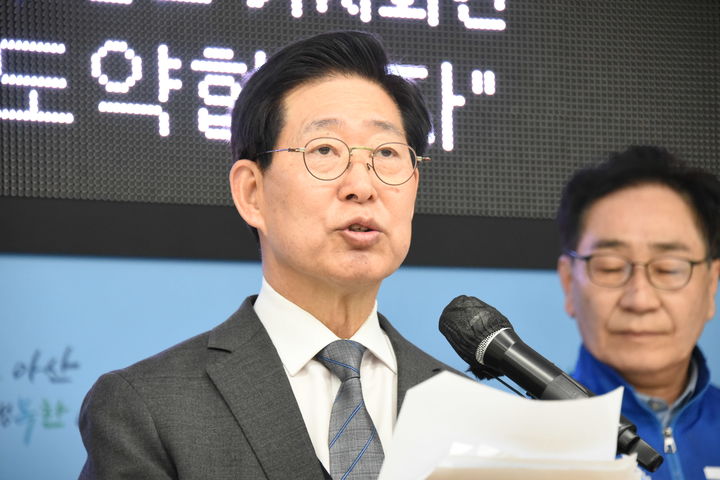 [아산=뉴시스] 최영민 기자=더불어민주당 양승조 충남도지사 예비후보가 30일 아산시청 브리핑실에서 15개 시군 관련 공약발표를 하고 있다. 2026.03.30 ymchoi@newsis.com *재판매 및 DB 금지