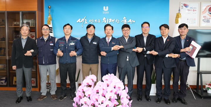 [울산=뉴시스] 울산시는 30일 시청 본관 8층 경제부시장실에서 ‘중동발 위기 대응 울산석유화학 노사정 간담회’를 열고 중동 정세가 지역 석유화학산업에 미치는 영향을 점검하고 대응 방안을 논의했다. (사진= 울산시 제공) 2026.03.30.photo@newsis.com *재판매 및 DB 금지