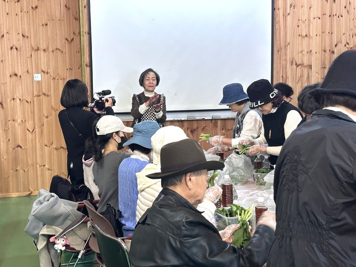 [횡성=뉴시스] 채취한 명이나물로 전통 방식의 김치와 장아찌를 담그고 있다. (사진=횡성군 제공) 2026.03.30. photo@newsis.com *재판매 및 DB 금지