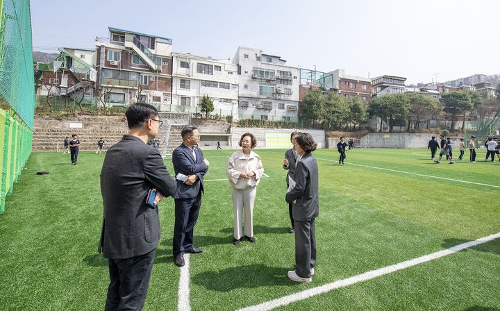 [뉴시스] 지난 26일 박희영 용산구청장이 용산중학교 인조잔디 운동장을 살펴보는 모습. (사진=용산구 제공) *재판매 및 DB 금지