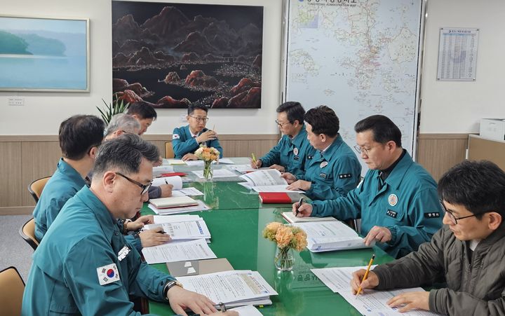 [통영=뉴시스] 신정철 기자= 경남 통영시는 중동전쟁 영향을 최소화하는 비상경제대응 전담조직(TF)을 구성했다고 30일 밝혔다. 사진은 지난 27일 시청 부시장실에서 윤인국 부시장의 주재하에 개최된 비상경제대응 대책회의 모습.(사진=통영시 제공).2026.03.30. photo@newsis.com *재판매 및 DB 금지