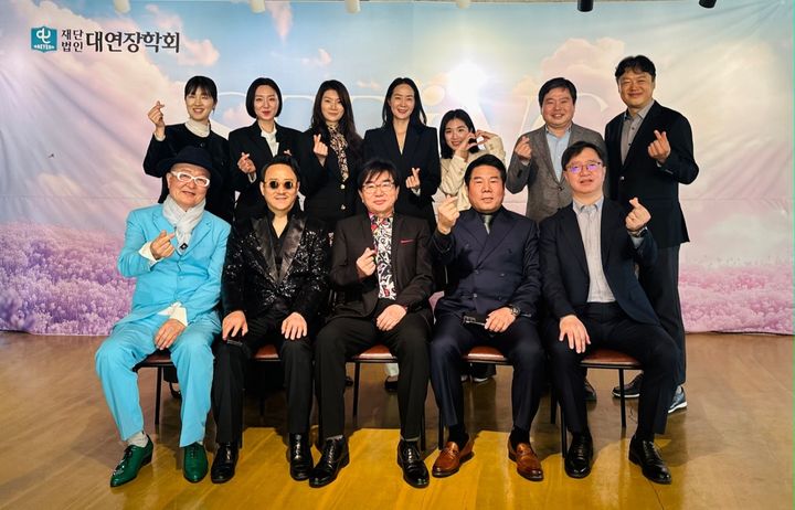 대연장학회 봄맞이 음악회에 참여한 공연자와 강연자들이 장학회 관계자들과 기념촬영을 하고 있다. (사진=대연장학회 제공) photo@newsis.com *재판매 및 DB 금지