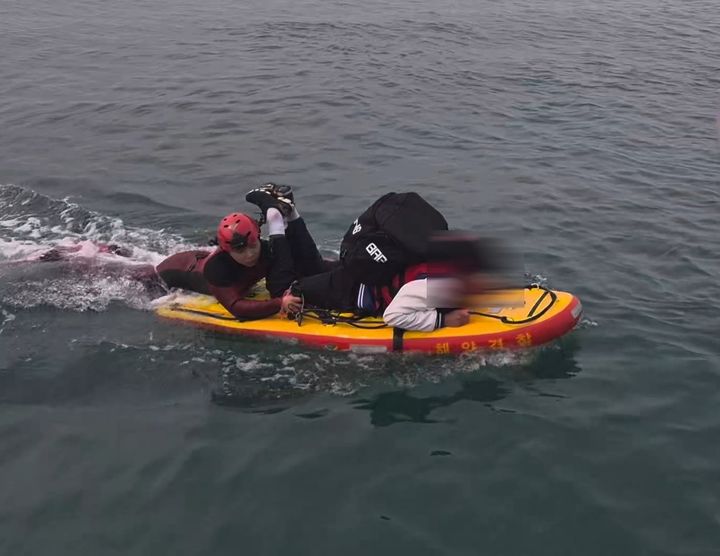 [태안=뉴시스] 지난 29일 오후 1시33분께 태안군 소원면 닭섬 인근 갯바위에서도 20대 낚시객 2명이 고립돼 신고를 받고 출동한 해경에 의해 구조되고 있다. (사진=태안해양경찰서 제공) 2026.03.30. photo@newsis.com *재판매 및 DB 금지