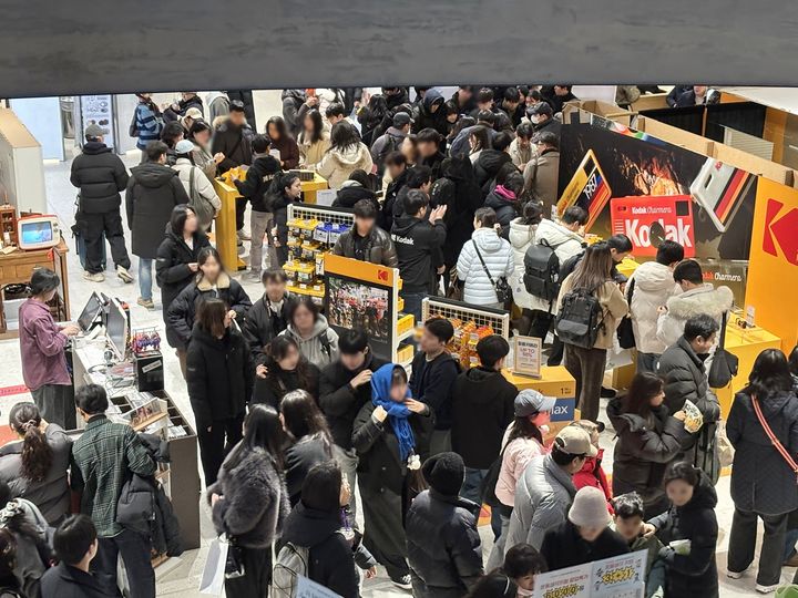 [서울=뉴시스]도파민 스테이션 더 팝업 '아날로그 감성' 팝업스토어 현장사진(사진=아이파크몰 제공) *재판매 및 DB 금지 *재판매 및 DB 금지