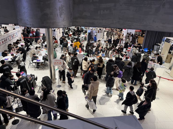 [서울=뉴시스] 도파민 스테이션 더 팝업 '종이접기' 팝업스토어 현장(사진=아이파크몰 제공) *재판매 및 DB 금지 *재판매 및 DB 금지