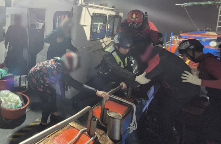[태안=뉴시스] 지난 28일 오후 7시56분께 충남 태안군 남면 울미도 인근에서 조업을 마치고 안흥내항으로 입항하다 침수된 A호에서 승선원들이 해경 연안경비정으로 옮겨 타고 있다. (사진=태안해양경찰서 제공) 2026.03.30. photo@newsis.com *재판매 및 DB 금지