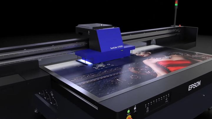 [서울=뉴시스] 자외선을 활용해 그래픽 이미지를 출력하는 특수 인쇄 방식의 엡손 SC-V7000 UV 프린터. 2026.03.30. (사진=한국엡손 제공) *재판매 및 DB 금지