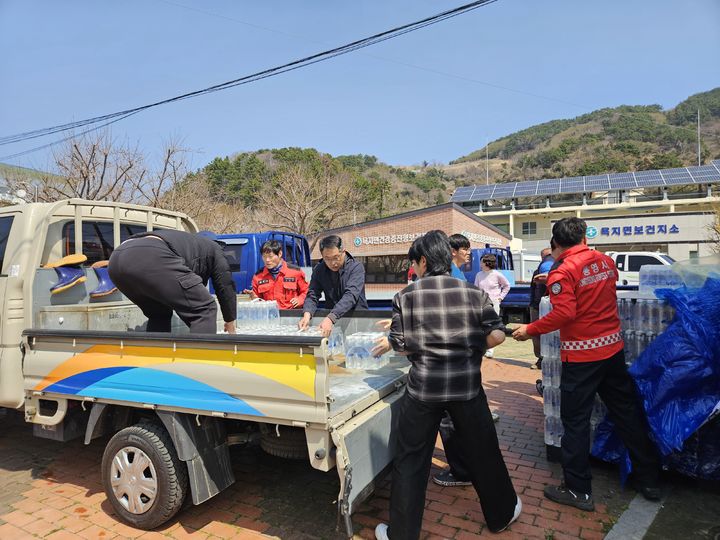 [통영=뉴시스] 신정철 기자= 통영시는 지난해 겨울부터 시작된 욕지도의 가뭄을 극복하기 위해 전국재해구호협회와 김해시에서 지원한 병물 식수 2만병을 욕지도 내 28개 마을에 전달했다고 30일 밝혔다.사진은 지난 26~27일 양리간 전국재해구호협회의 500㎖ 1만병, 김해시에서 생산한 355㎖ 1만병 등을 전달하는 모습.(사진=통영시 제공).2026.03.30. photo@newsis.com *재판매 및 DB 금지