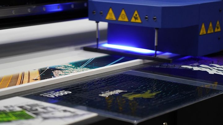 [서울=뉴시스] 자외선을 활용해 그래픽 이미지를 출력하는 특수 인쇄 방식의 엡손 SC-V7000 UV 프린터. 2026.03.30. (사진=한국엡손 제공) *재판매 및 DB 금지