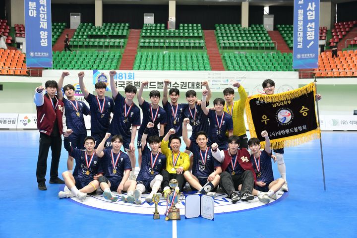 [서울=뉴시스] 제81회 전국종별핸드볼선수권대회에서 우승한 경희대. (사진=대한핸드볼협회 제공) 2026.03.30. photo@newsis.com *재판매 및 DB 금지