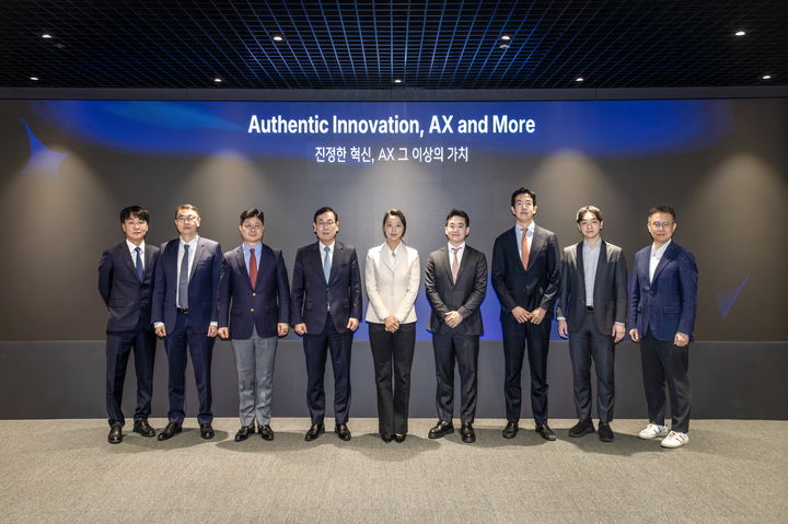 더존비즈온은 지난 27일 서울 중구 더존을지타워에서 ‘2026년 비전 선포식’을 개최했다. 사진 왼쪽부터 더존비즈온 조선경 상무, 홍용선 부사장, 공동대표 지용구 사장·이강수 부회장, EQT 파트너스 코리아 연다예 대표, 안재연 전무, 정준모 이사, 변훈 이사, 구성기 고문. (사진=더존비즈온 제공) *재판매 및 DB 금지