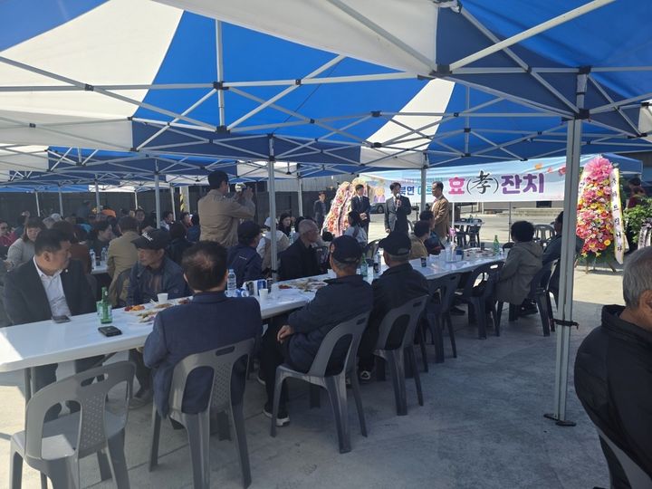 [밀양=뉴시스] 부북면 현대리사이클링이 창립 10주년 기년 지역 어르신 총청 경로잔치를 열고 있다. (사진=밀양시 제공) 2026.03.30. photo@newsis.com *재판매 및 DB 금지