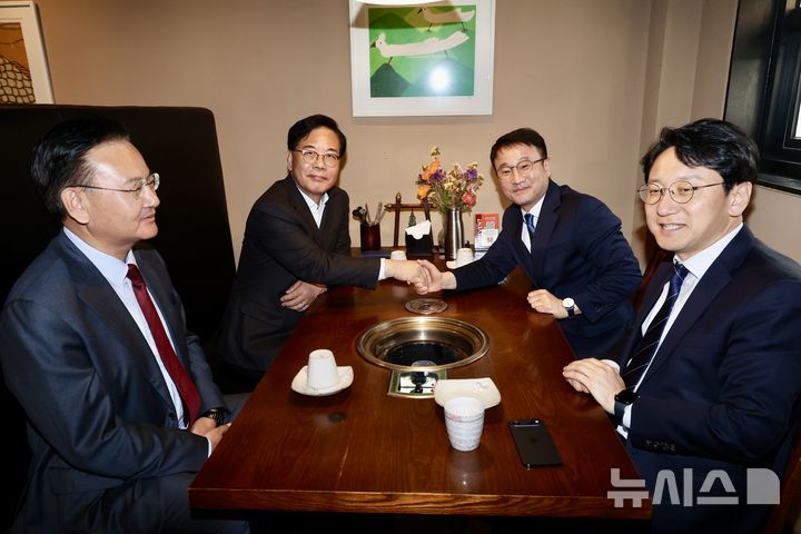 [서울=뉴시스] 조성봉 기자 = 한병도 더불어민주당 대표와 송언석 국민의힘 원내대표가 30일 서울 영등포구 한 음식점에서 회동을 하고며 악수를 하고 있다.왼쪽부터 시계방향으로 유상범 원내운영수석부대표, 송 원내대표, 한 원내대표, 천준호 원내운영수석부대표. 2026.03.30. suncho21@newsis.com