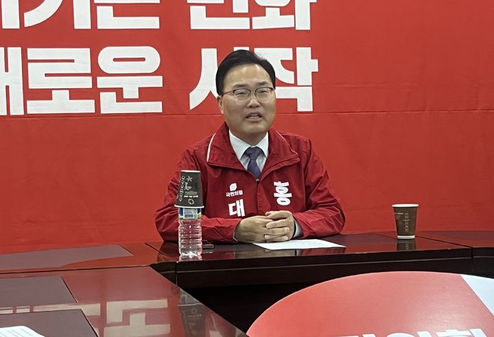 [대구=뉴시스] 정창오 기자=6·3 지방선거에서 국민의힘 대구시장 후보 경선에 참가 중인 홍석준 전 국회의원이 30일 대구시당에서 기자회견을 열고 있다. 2026.03.30 jco@newsis.com *재판매 및 DB 금지